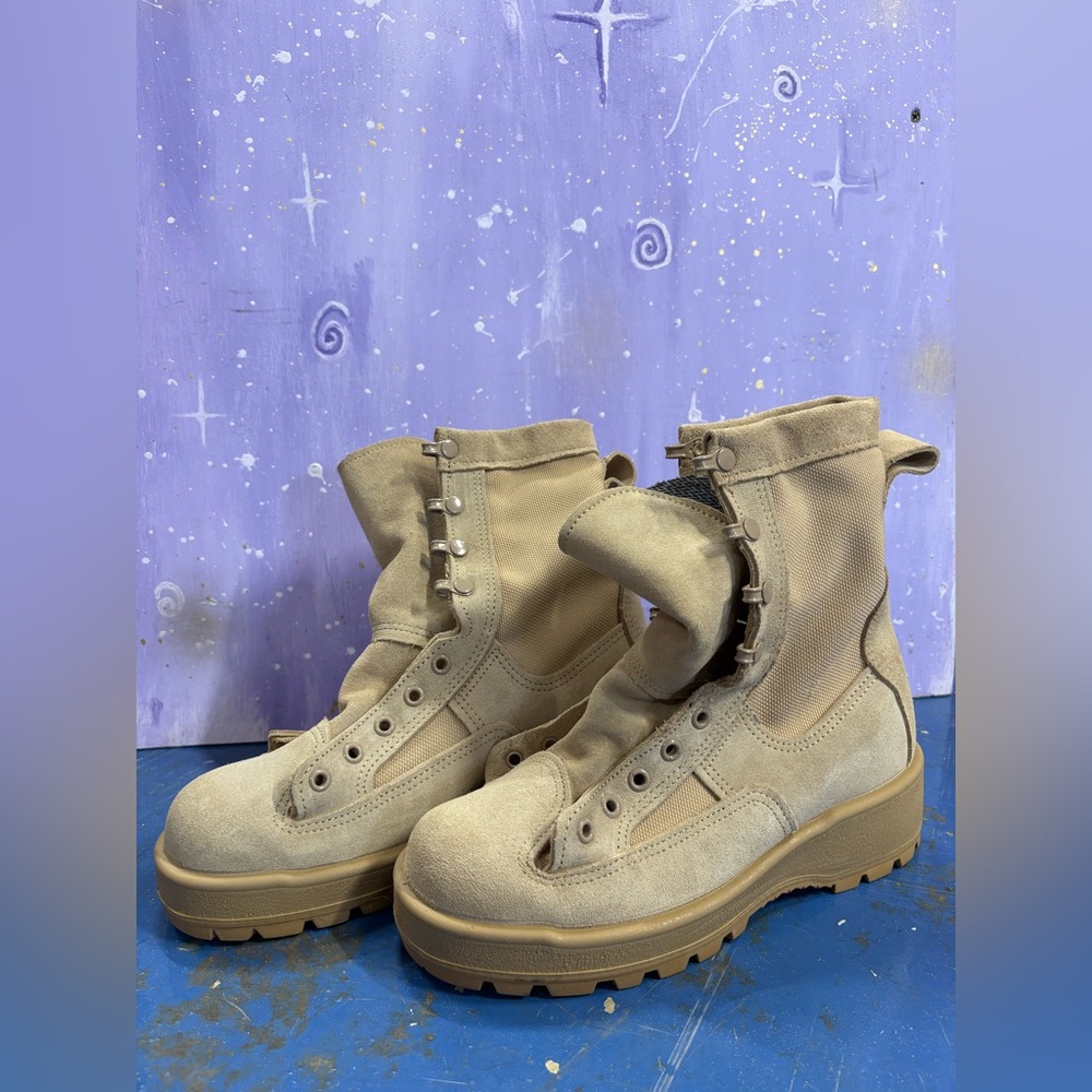 Wellco Military Tan lace up Boots size 5.5 men